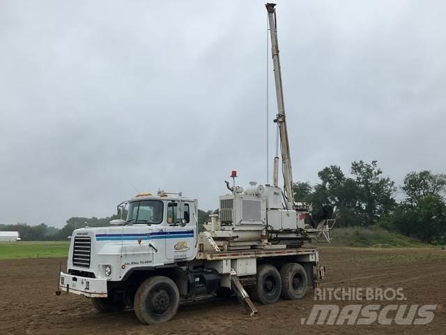 Mack DMM6906S Mobilní vrtná souprava