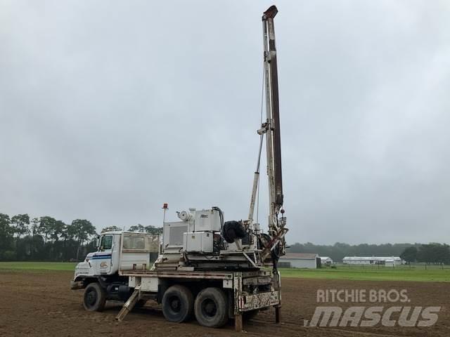 Mack DMM6906S Mobilní vrtná souprava
