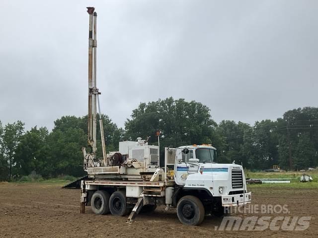 Mack DMM6906S Mobilní vrtná souprava