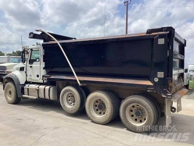Mack GR64F Sklápěče