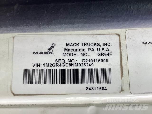Mack GR64F Sklápěče