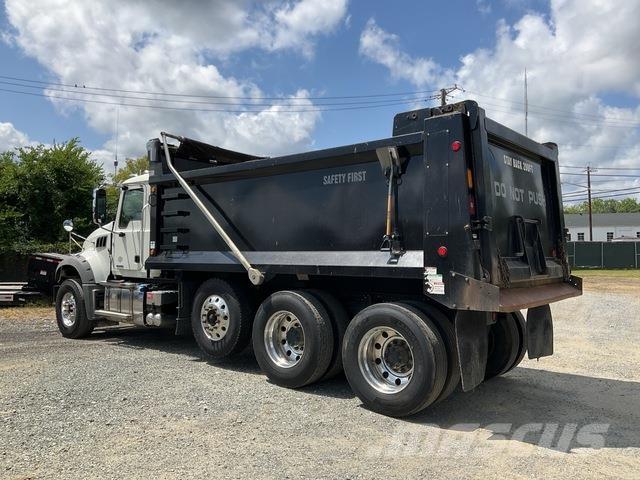 Mack GR64F Sklápěče