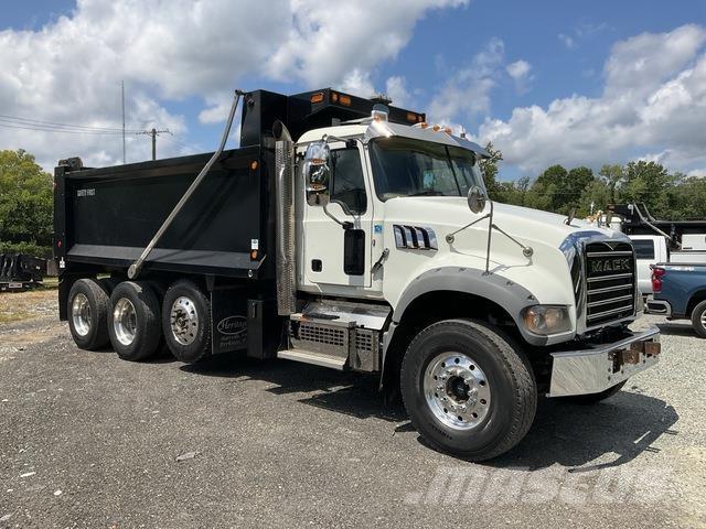 Mack GR64F Sklápěče