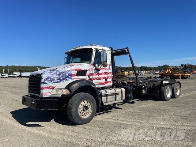 Mack GU533 Hákový nosič kontejnerů