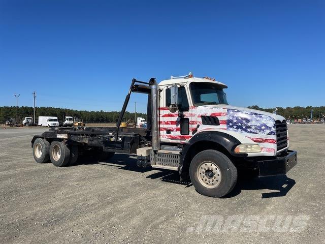 Mack GU533 Hákový nosič kontejnerů