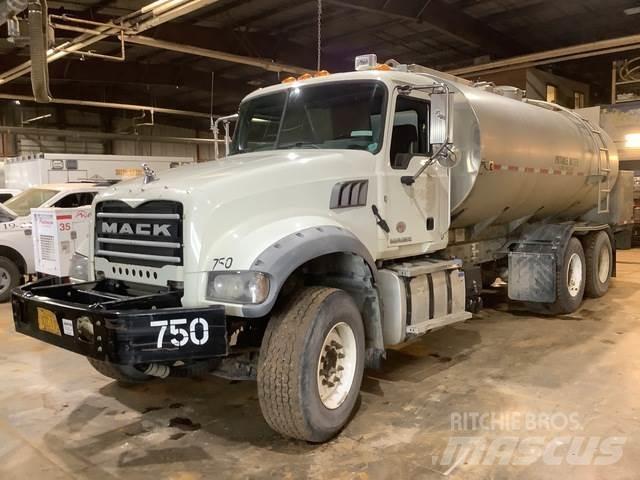 Mack GU713 Cisterny na vodu