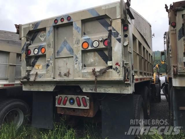 Mack GU713 Sklápěče