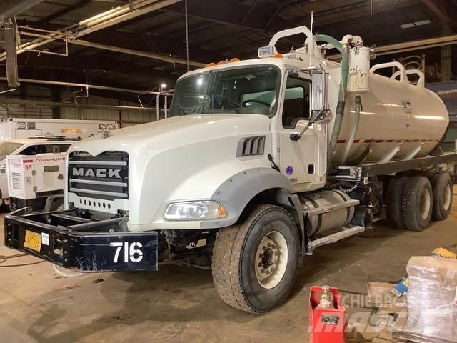Mack GU813 Cisternové vozy
