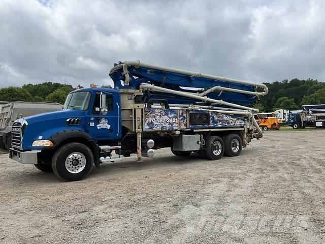 Mack GU813 Nákladní auta s čerpadly betonu