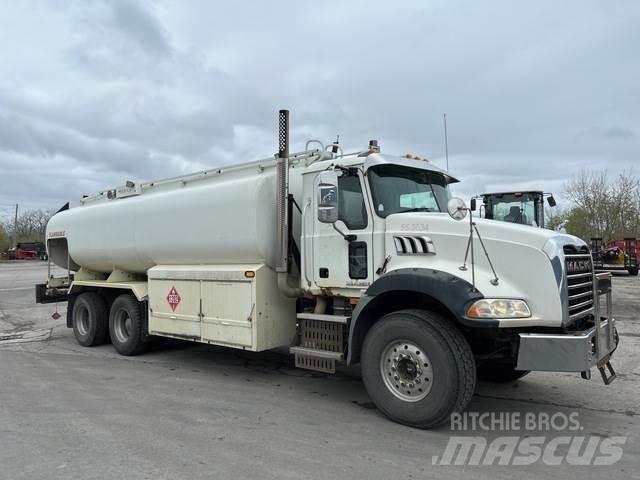 Mack GU813 Cisternové vozy