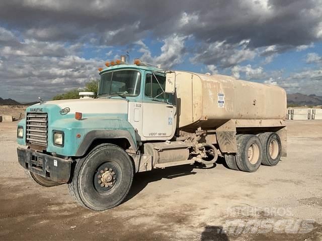 Mack RD690S Cisterny na vodu