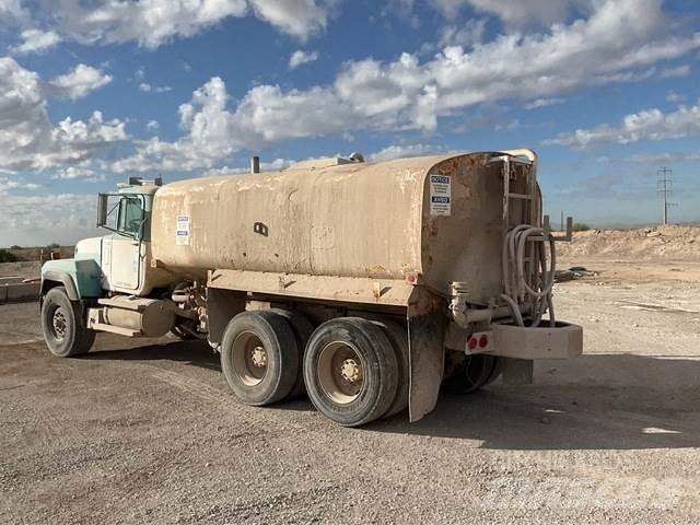 Mack RD690S Cisterny na vodu