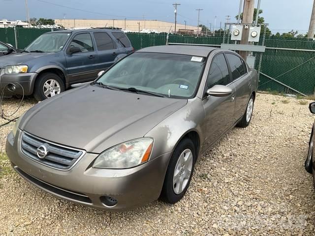 Nissan Altima Osobní vozy