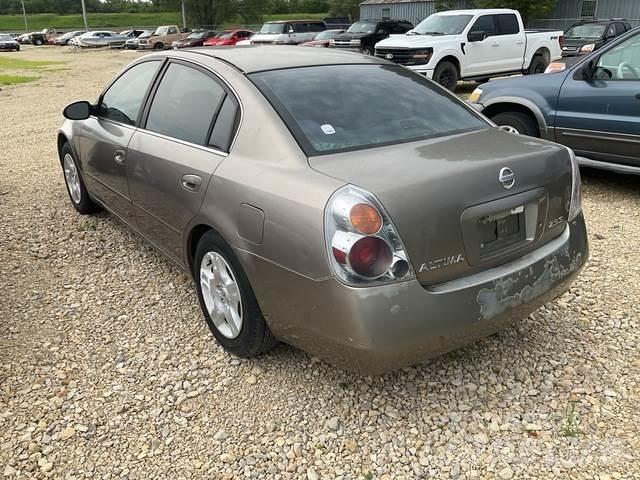 Nissan Altima Osobní vozy