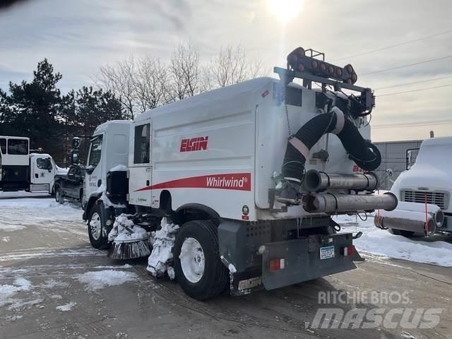 Peterbilt 220 Zametací vozy