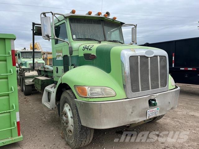 Peterbilt 330 Hákový nosič kontejnerů