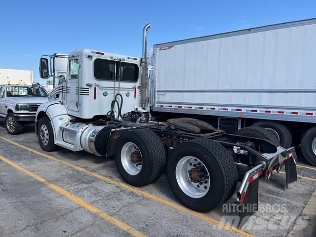 Peterbilt 384 Tahače