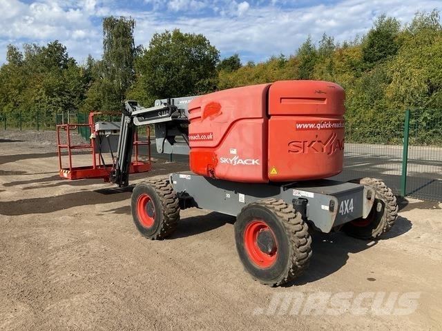 SkyJack SJ46AJ Kloubové plošiny