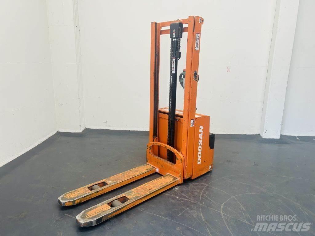 Doosan LEDS12.5C Ručně vedené vysokozdvižné vozíky
