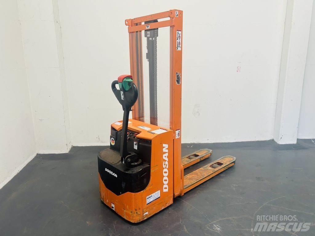 Doosan LEDS12.5C Ručně vedené vysokozdvižné vozíky