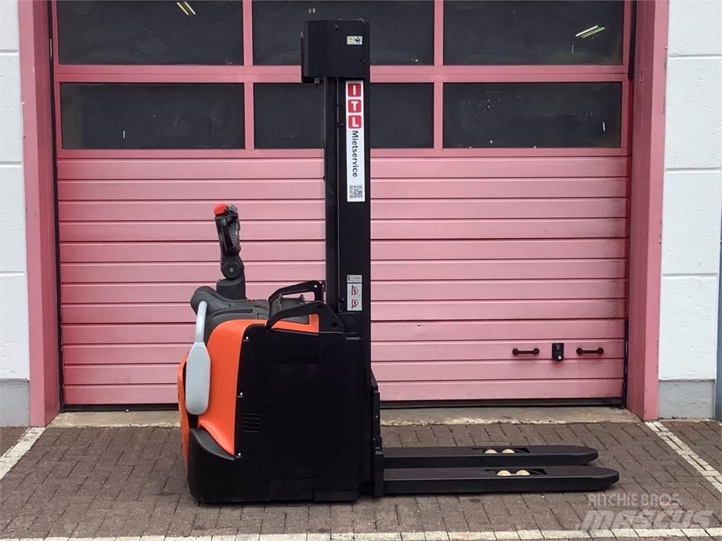 Toyota SPE140 Ručně vedené vysokozdvižné vozíky