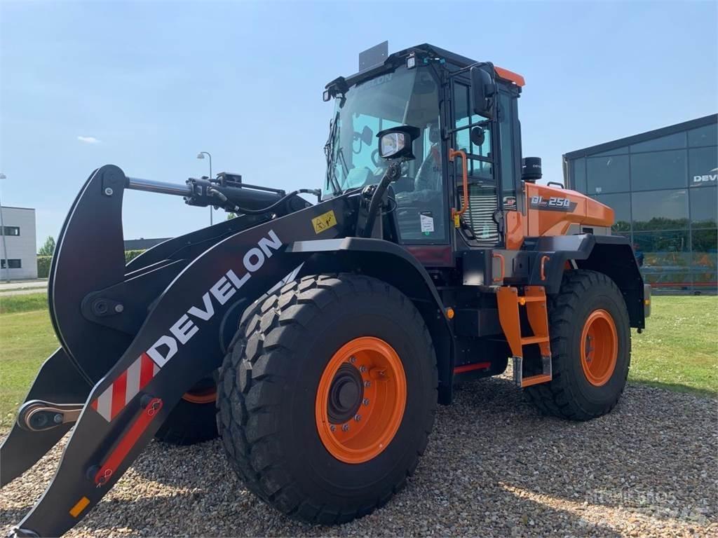 Develon DL250-7 Kolové nakladače