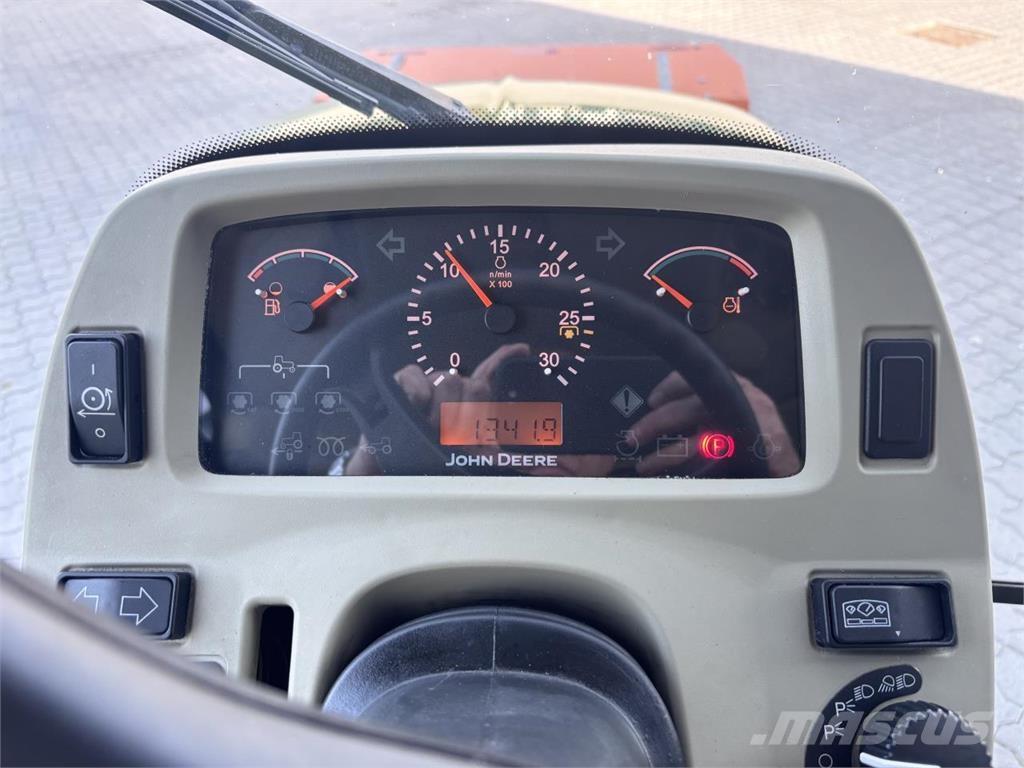 John Deere 3720 Kompaktní traktory