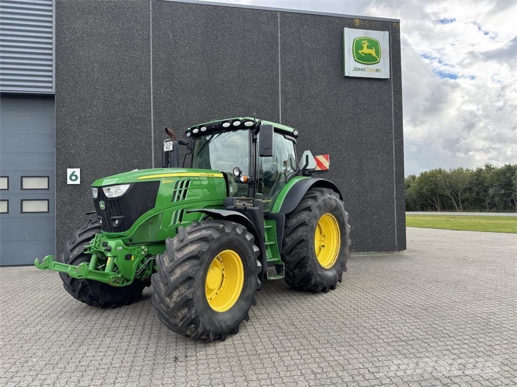 John Deere 6215R Traktory