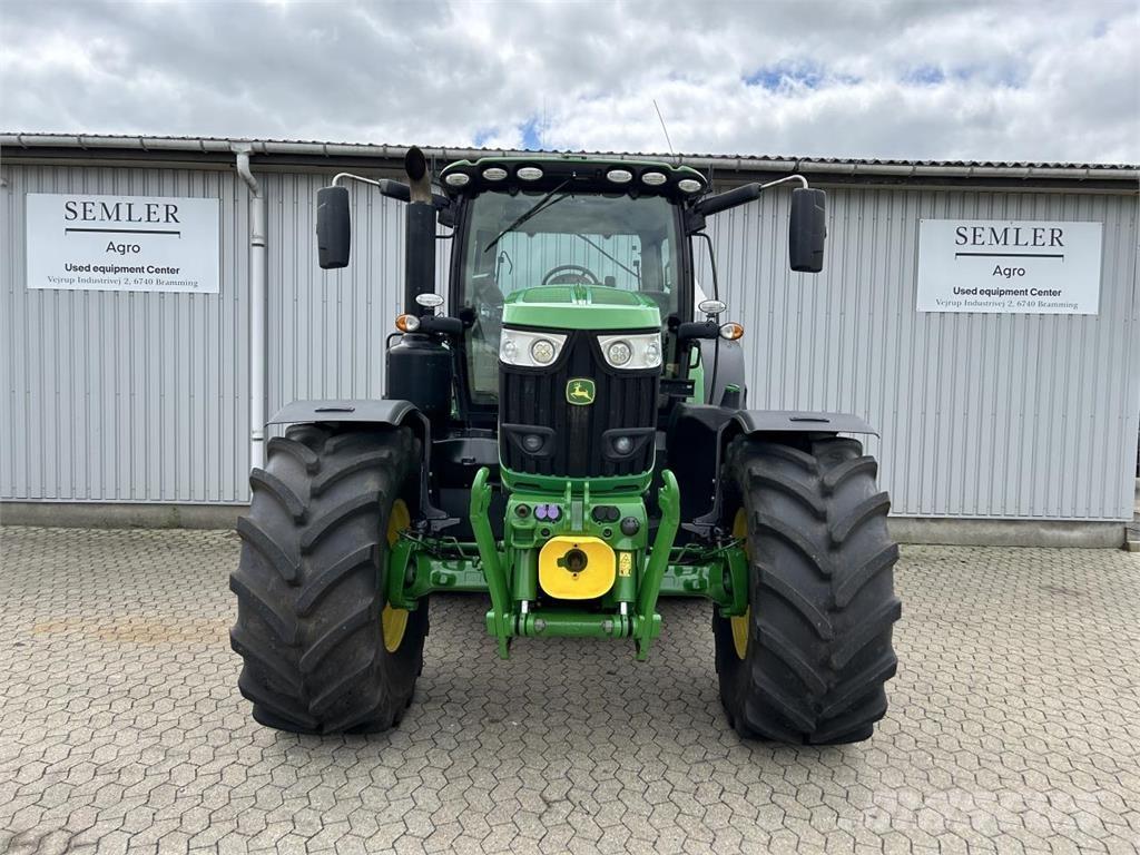 John Deere 6215R Traktory