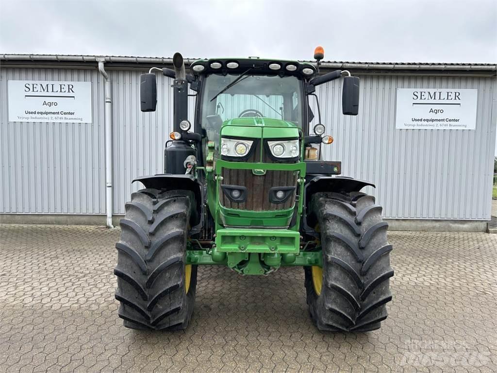 John Deere 6215R Traktory