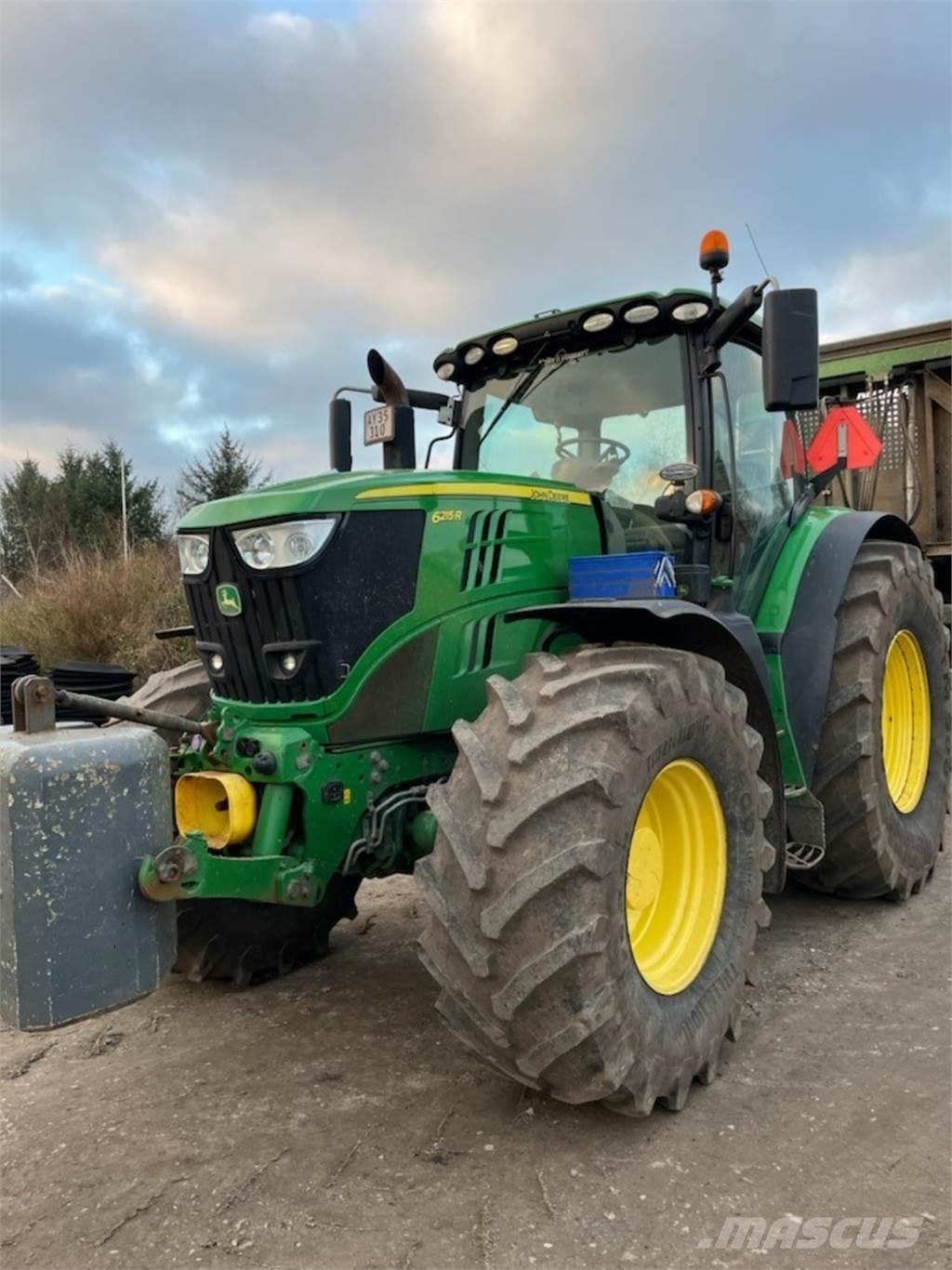 John Deere 6215R Traktory