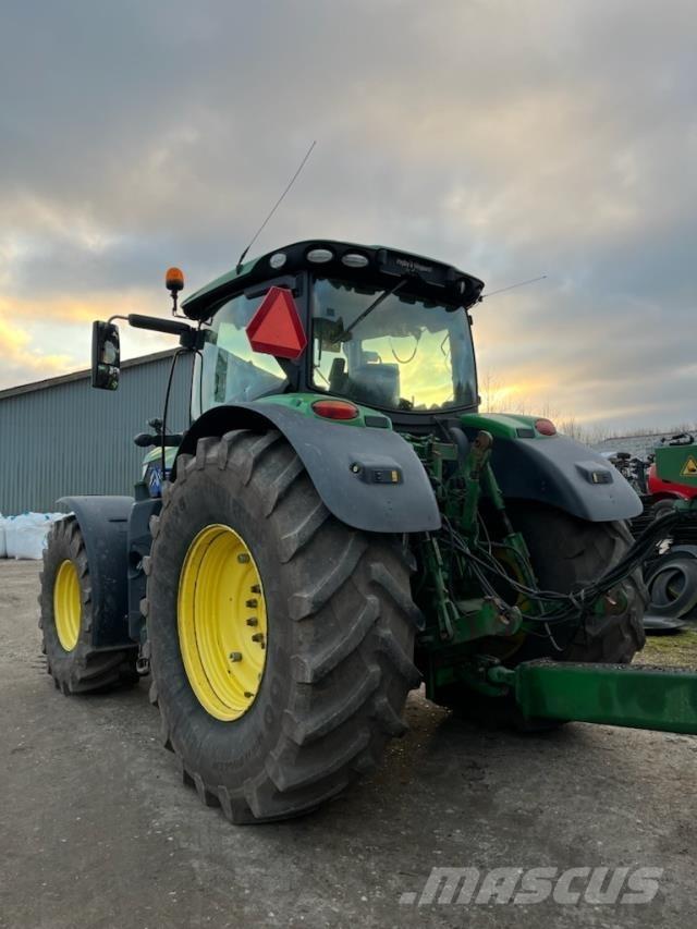 John Deere 6215R Traktory