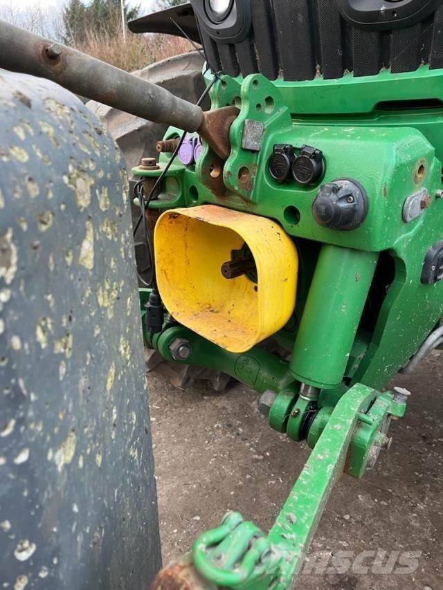 John Deere 6215R Traktory
