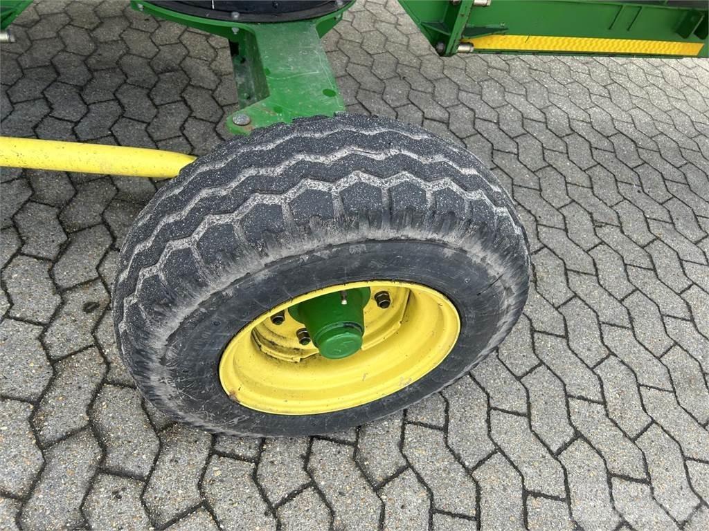 John Deere 640D Kombajnové hlavice