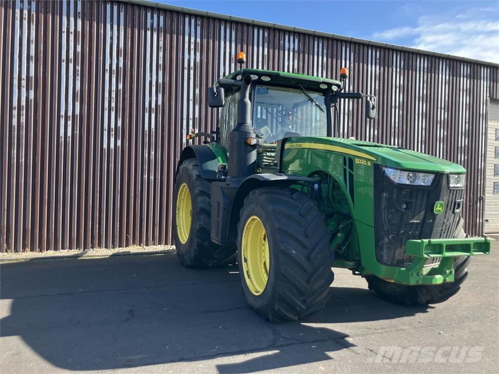 John Deere 8320R Traktory