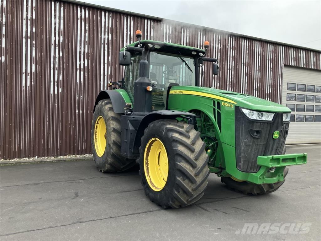 John Deere 8320R Traktory