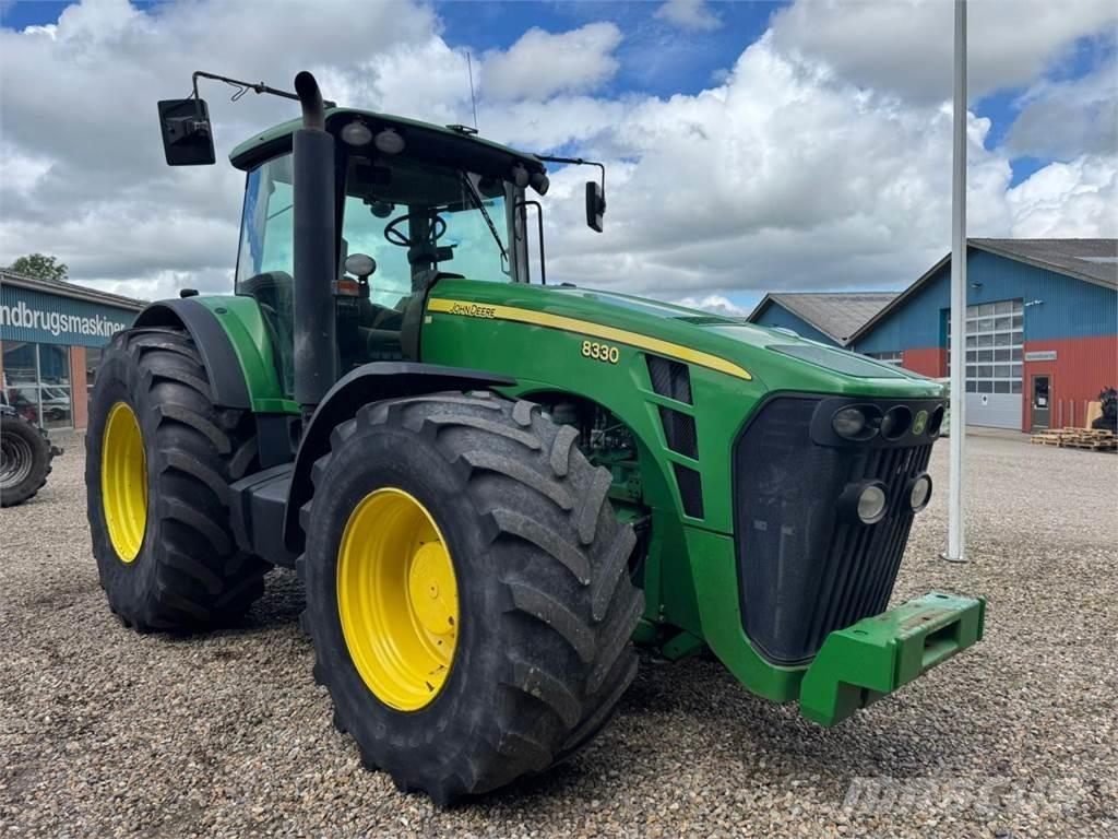 John Deere 8330 Traktory