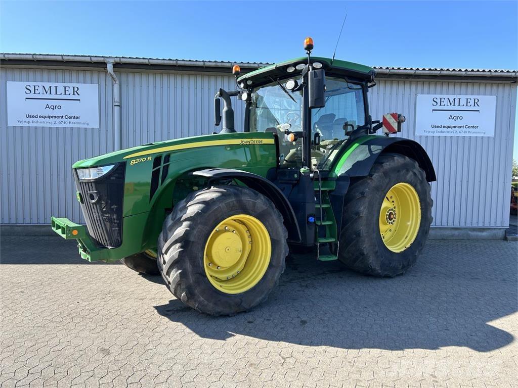 John Deere 8370R Traktory