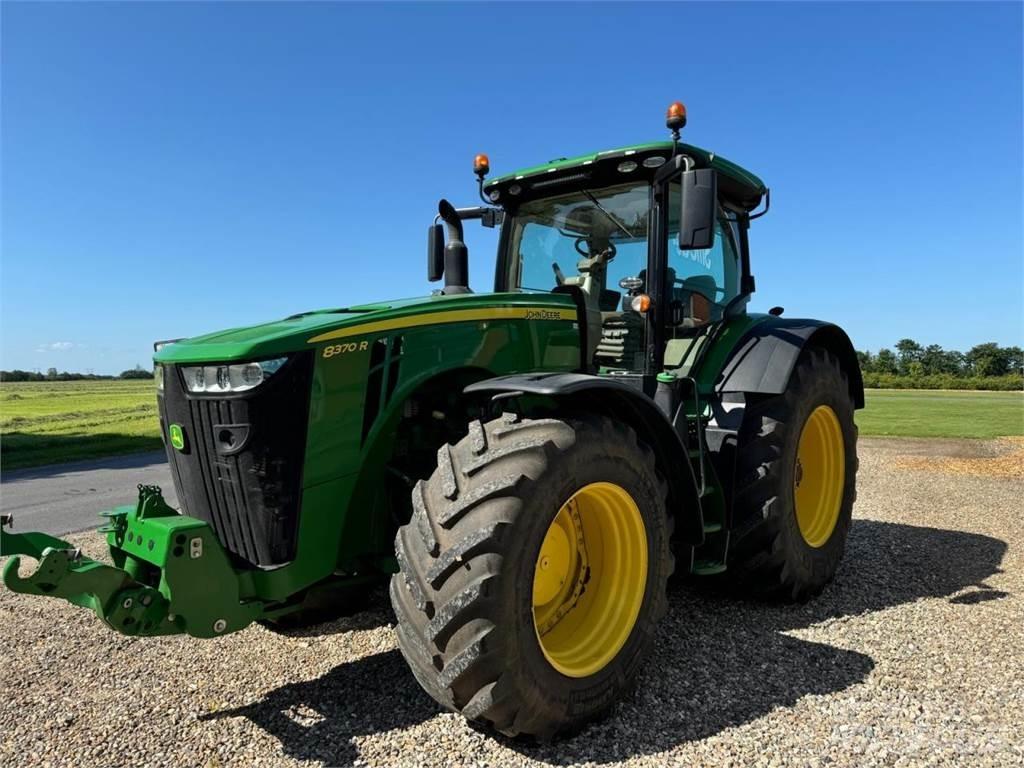 John Deere 8370R Traktory