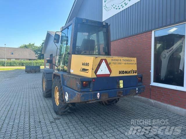 Komatsu WA90 Kolové nakladače