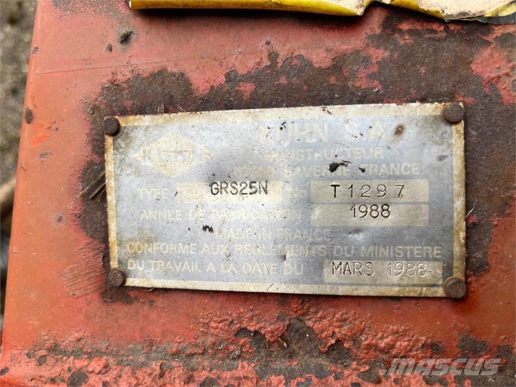 Kuhn GSR 25 N Obraceče a shrabovače sena