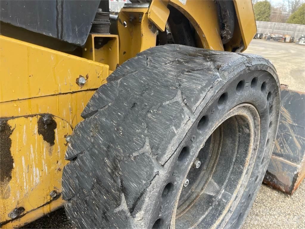 CAT 262D3 Smykem řízené nakladače