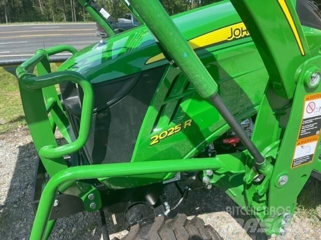 John Deere 2025R Kompaktní traktory