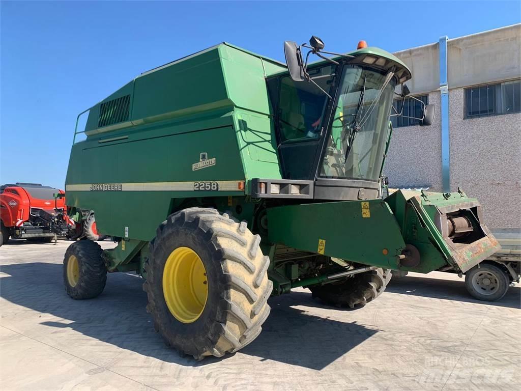 John Deere 2258 Sklízecí mlátičky