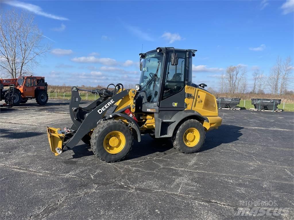 John Deere 244L Mininakladače