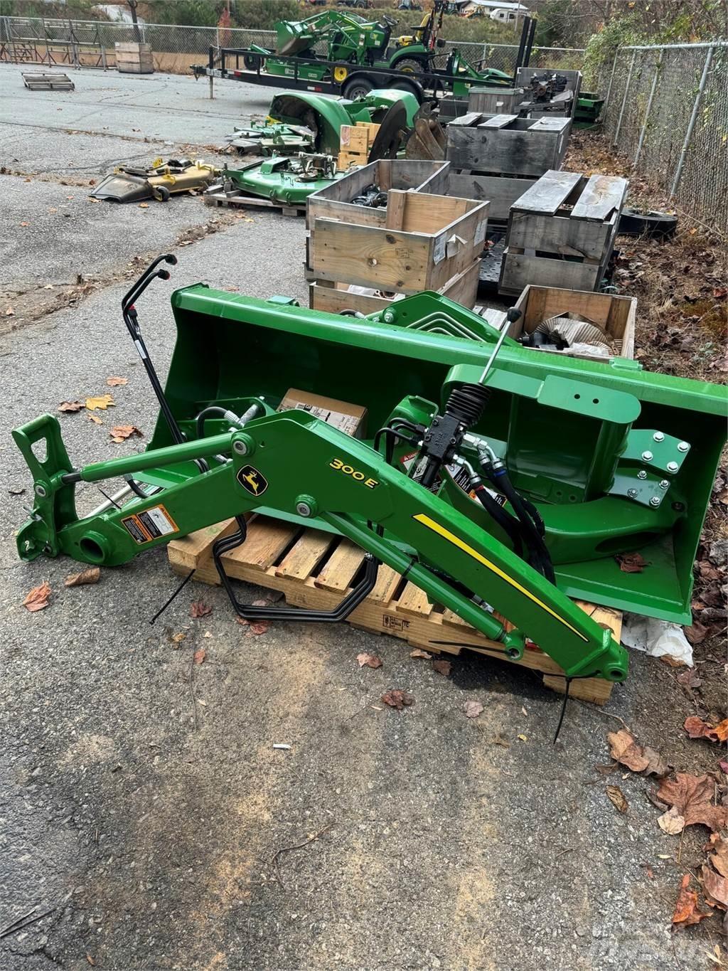 John Deere 300E Další
