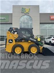 John Deere 318G Smykem řízené nakladače