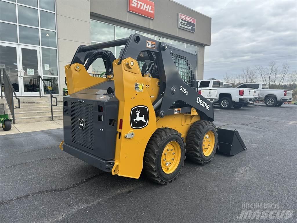John Deere 318G Smykem řízené nakladače