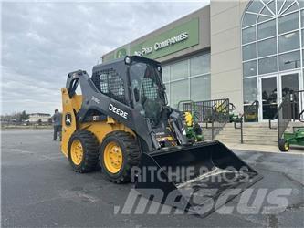 John Deere 318G Smykem řízené nakladače