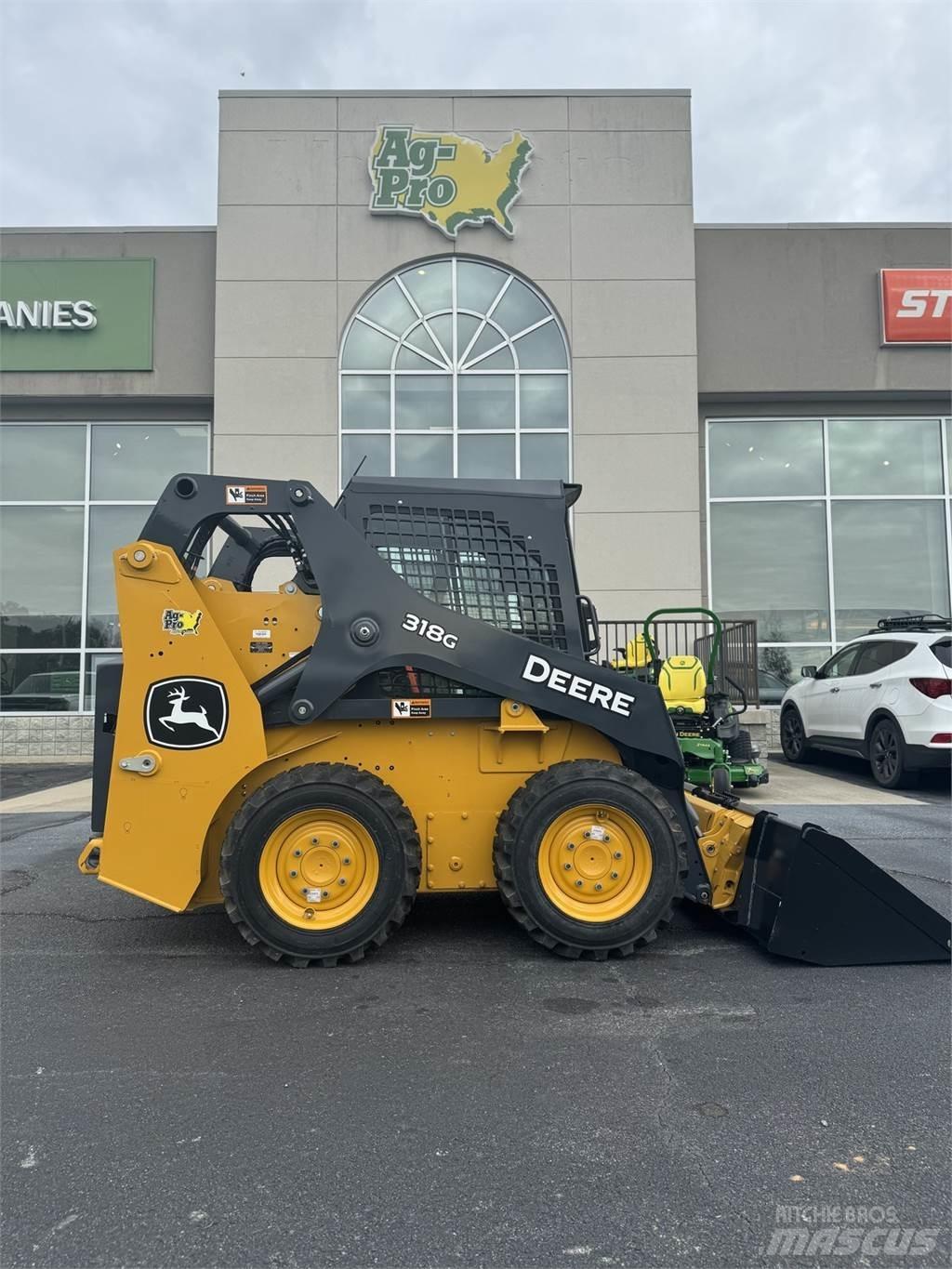 John Deere 318G Smykem řízené nakladače